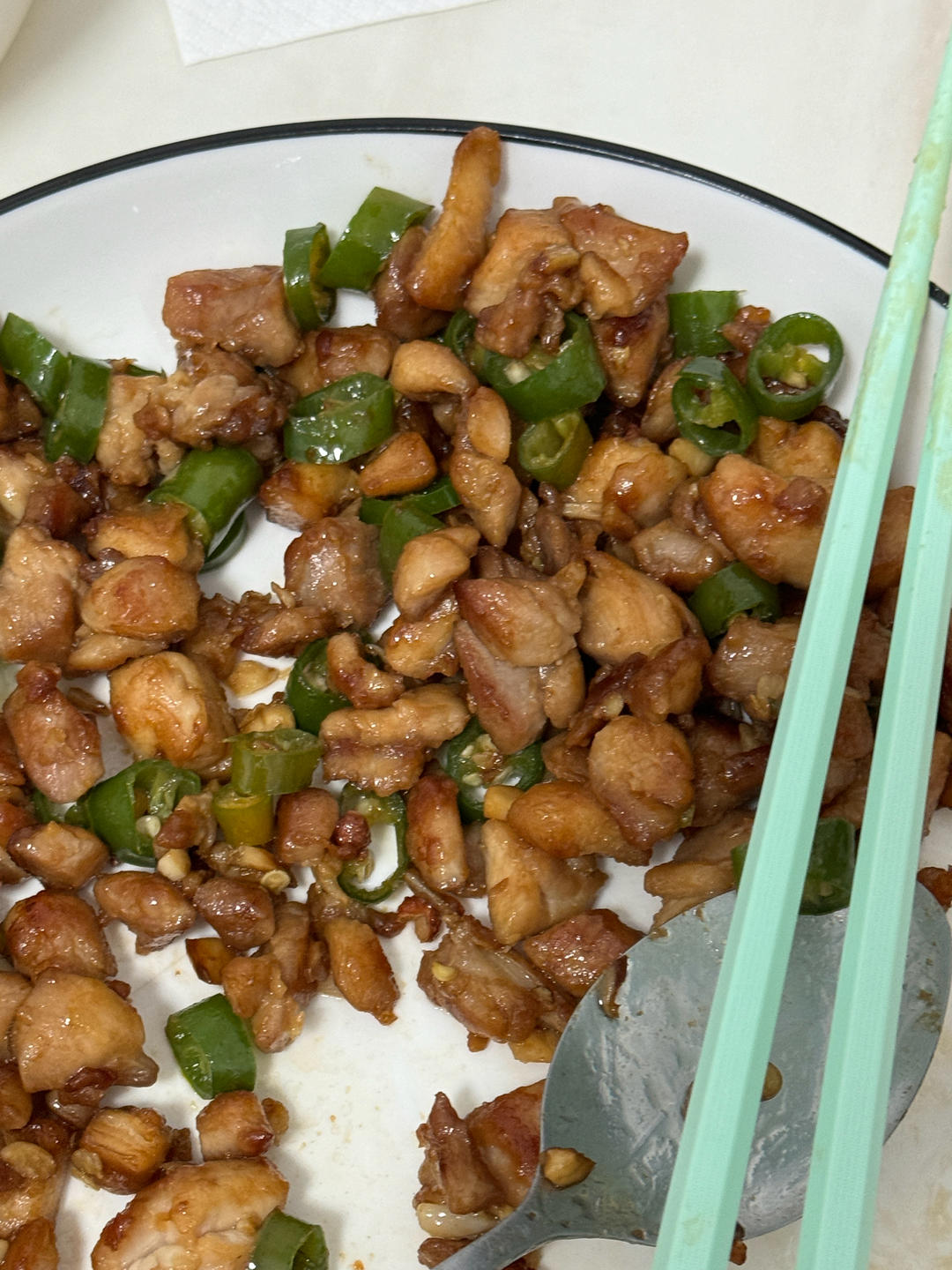 咸鲜可口的青红椒炒鸡丁