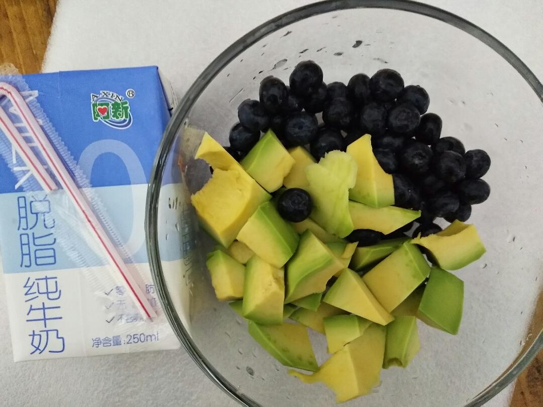 牛油果蓝莓奶昔