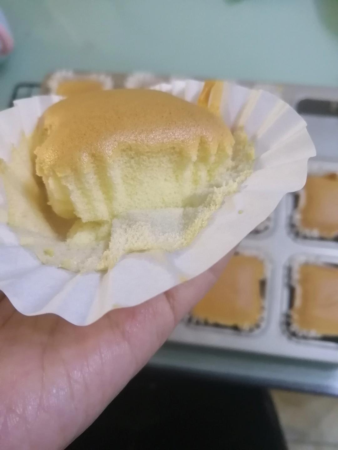 软萌软萌的古早味纸杯蛋糕