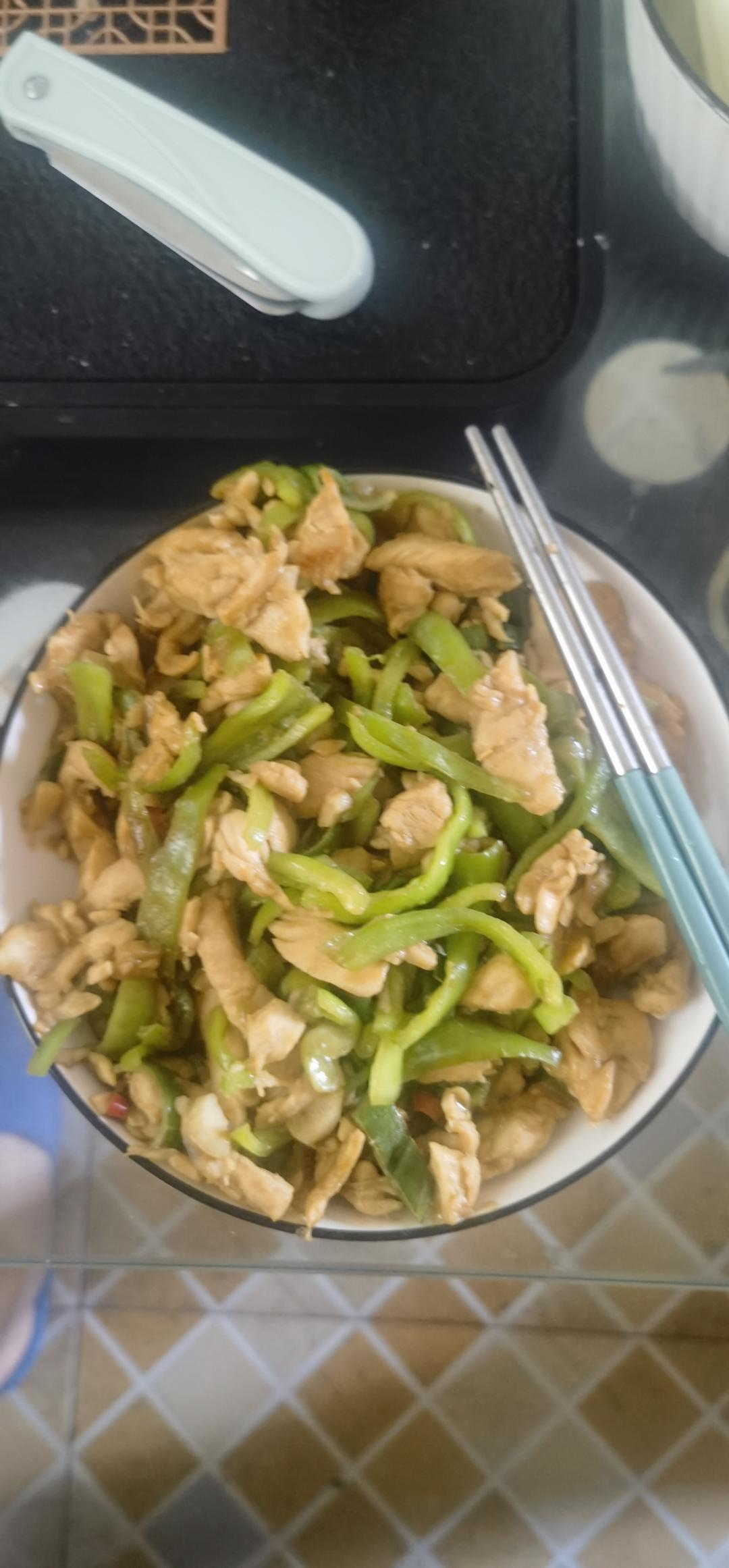 巨好吃的青椒炒鸡胸肉丝，超下饭