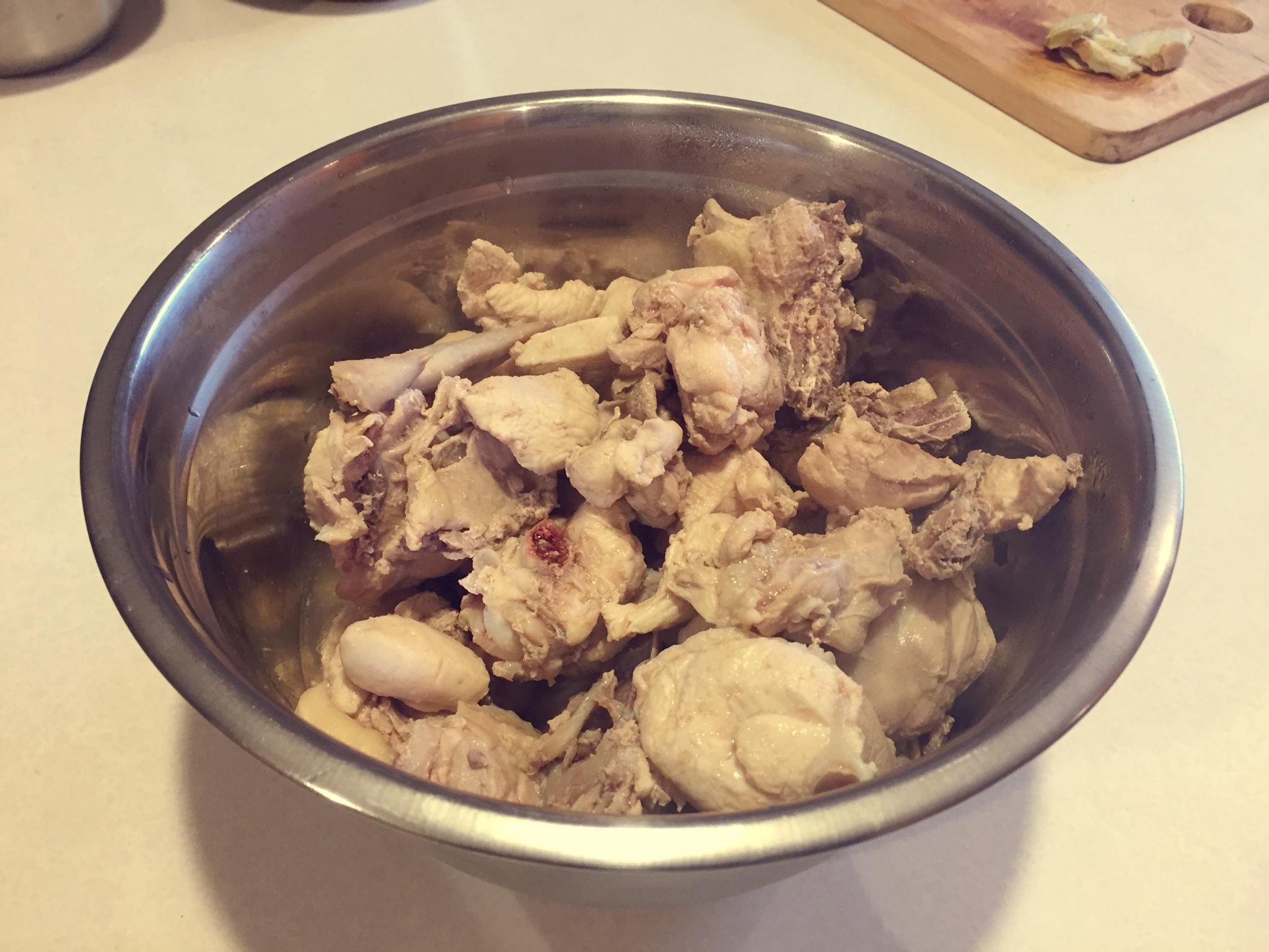 小鸡炖蘑菇+粉条的做法 步骤2