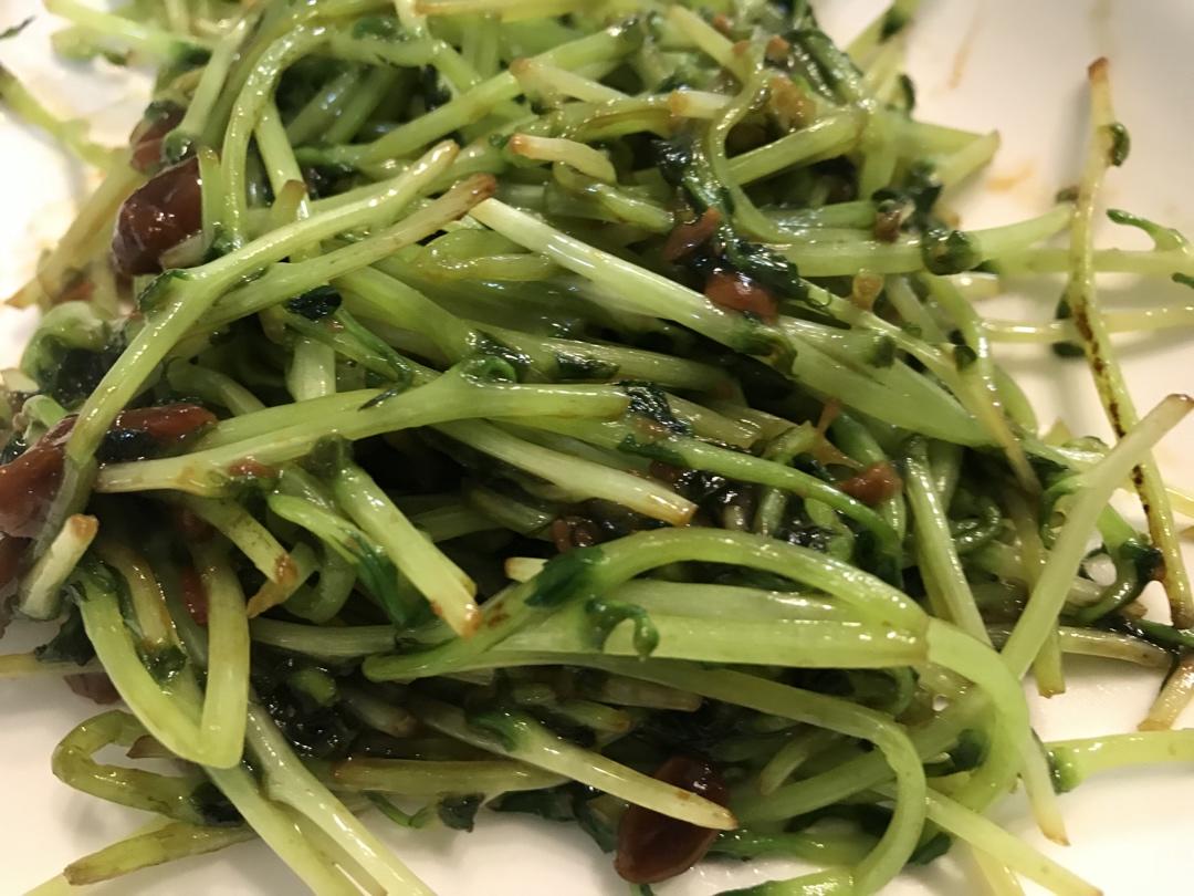 清炒豌豆苗，就爱这抹带着清香的翠绿～