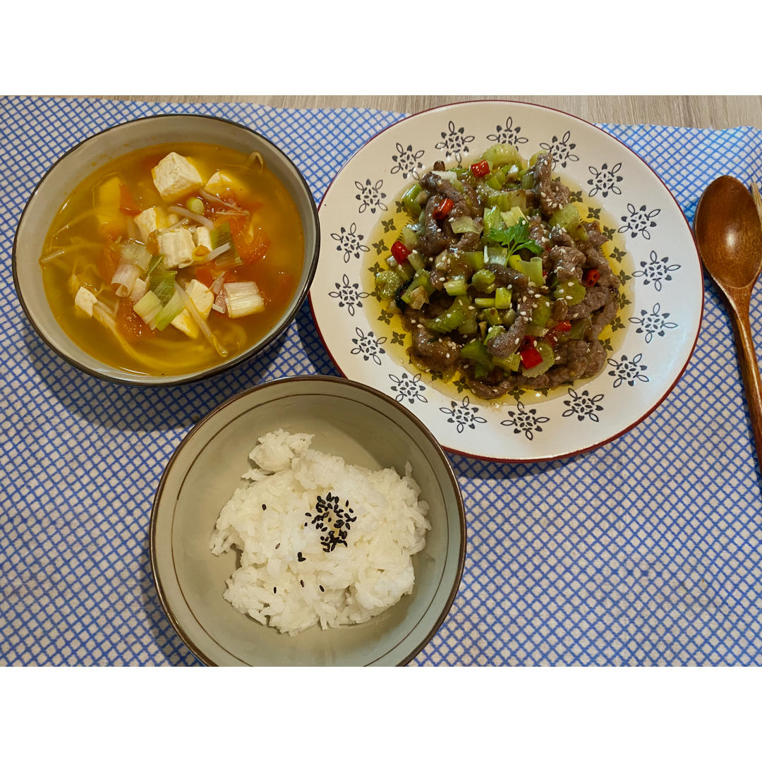 西红柿金针菇豆芽豆腐汤