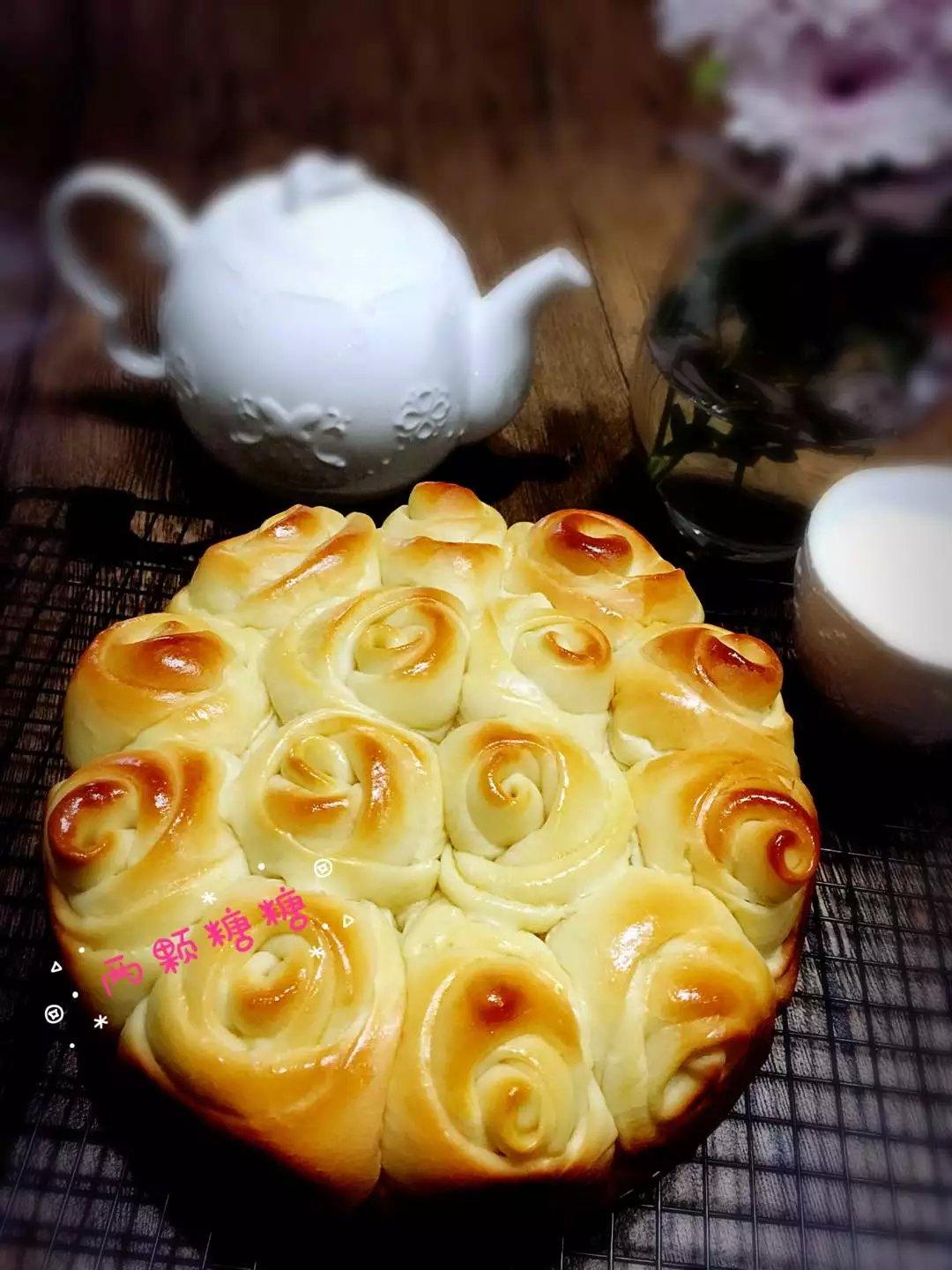 貌美和味美的玫瑰花卷面包