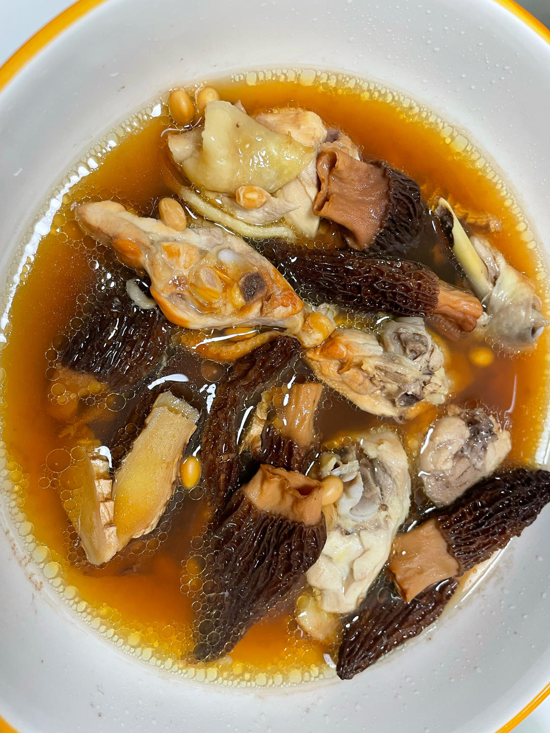 羊肚菌鸡汤（煮饭顺便蒸汤，只需要鸡胸，盐，油，羊肚菌和你）