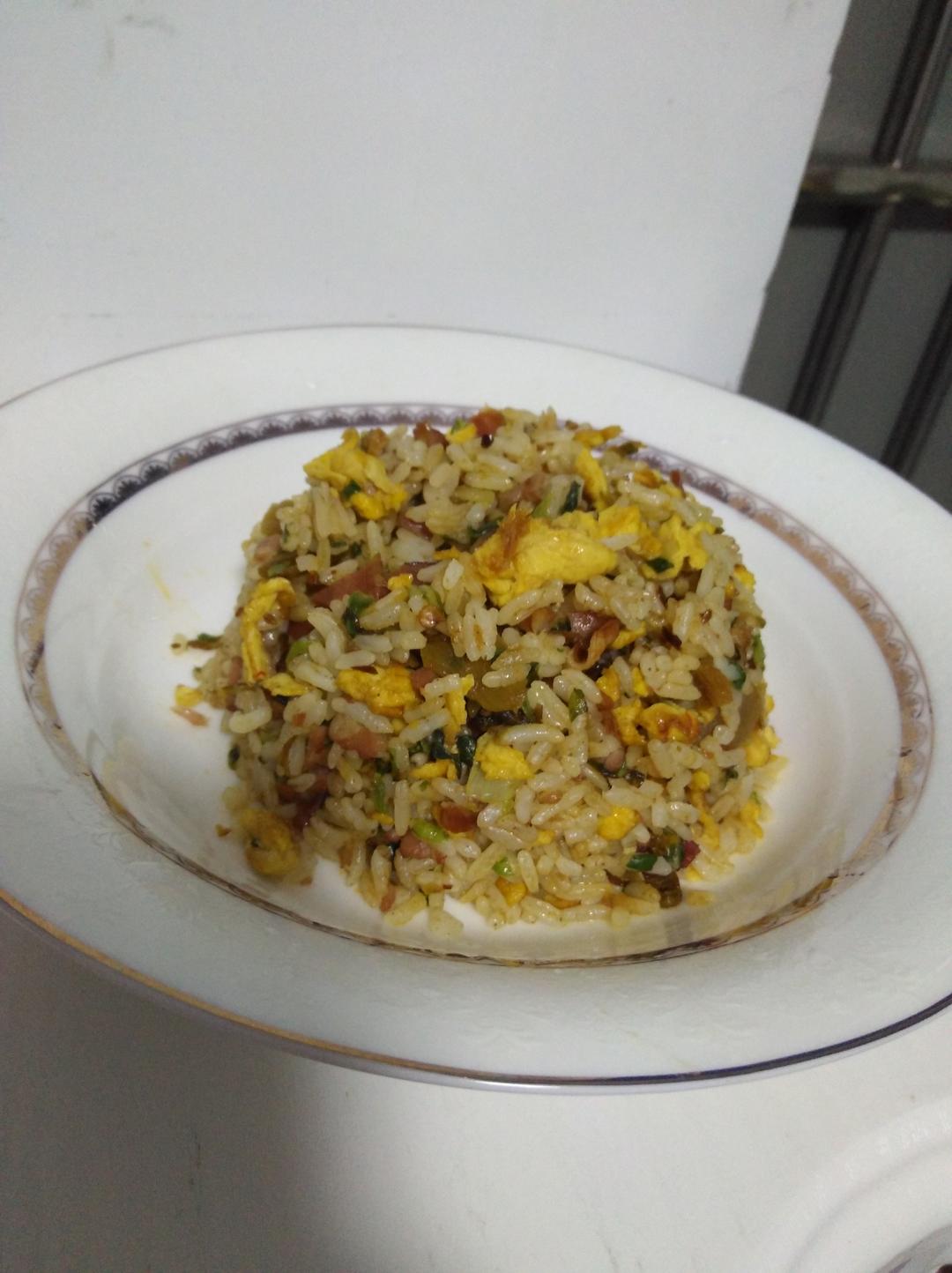 培根时蔬酸菜蛋炒饭的做法