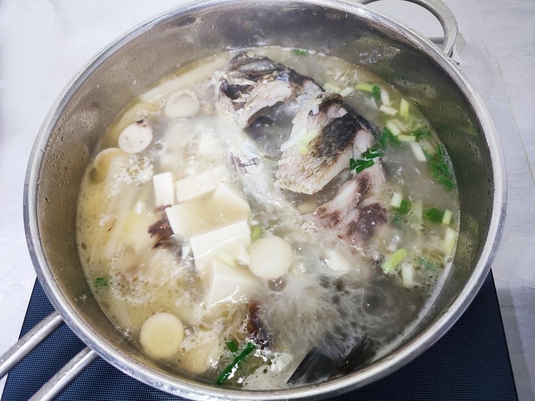 厨师长教你：“鲫鱼豆腐汤”的家常做法，满满的烹饪原理
