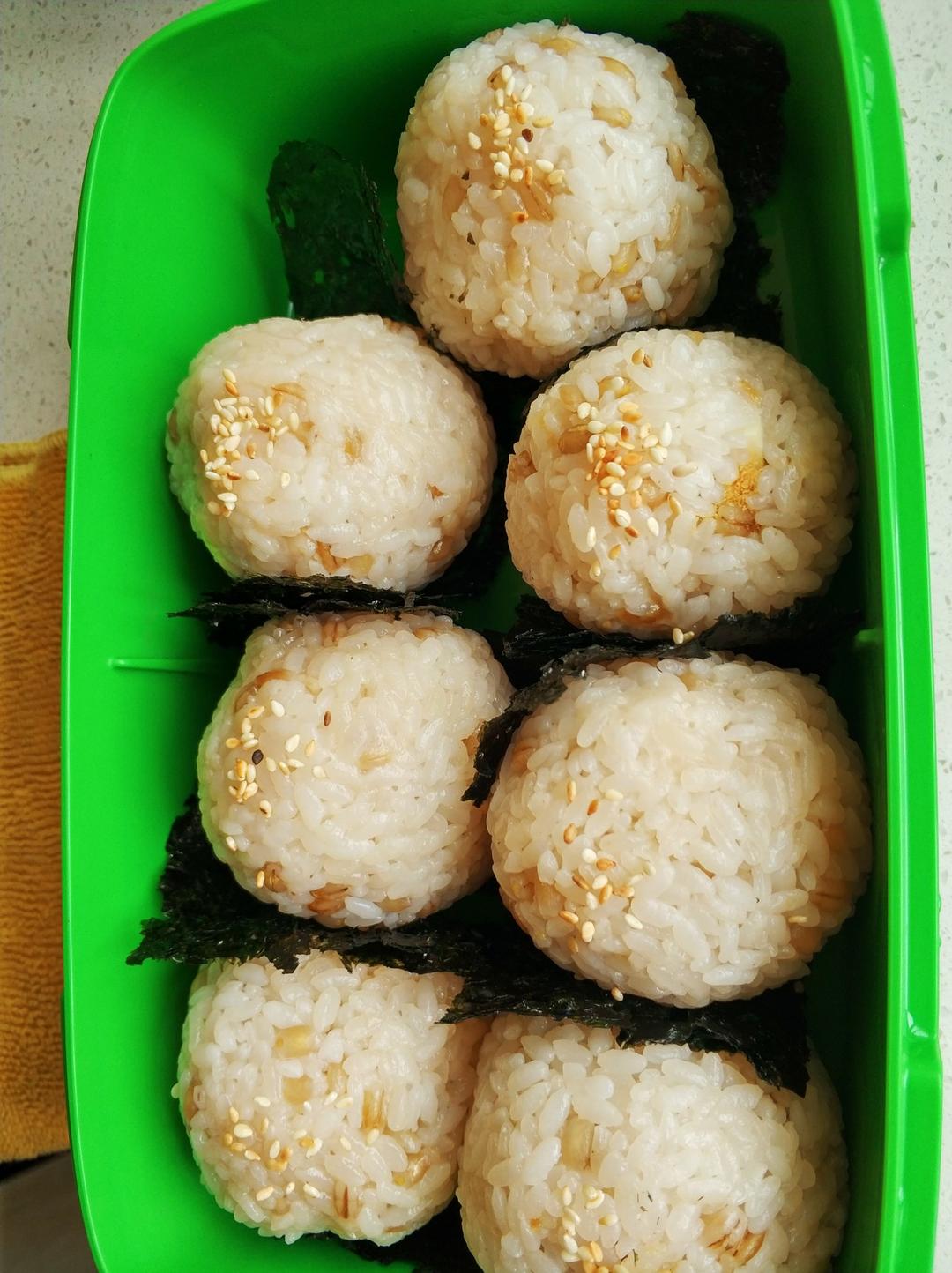肉松饭团