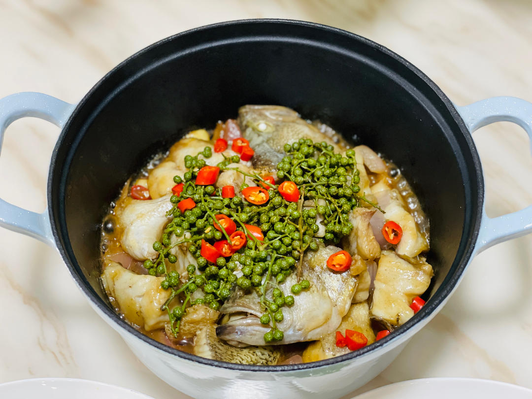 珐琅锅无水焗鲈鱼