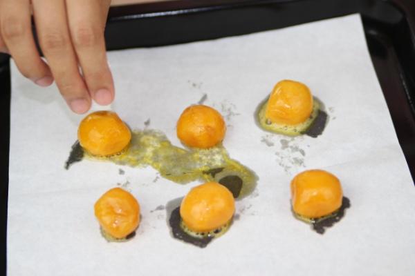 金黄的中式小点精灵 — 蛋黄酥的做法 步骤2
