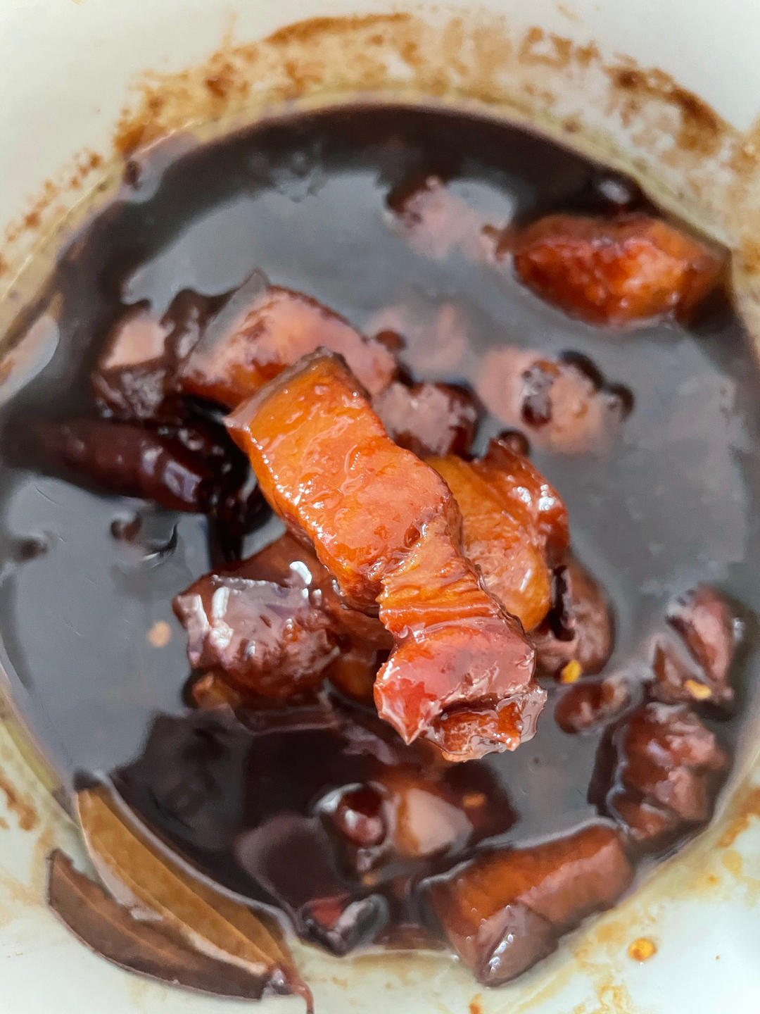 吃着碗里望着锅里的红烧肉