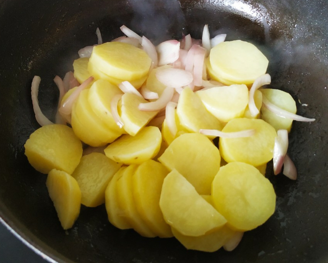 受欢迎的家常菜--洋葱土豆的做法 步骤5