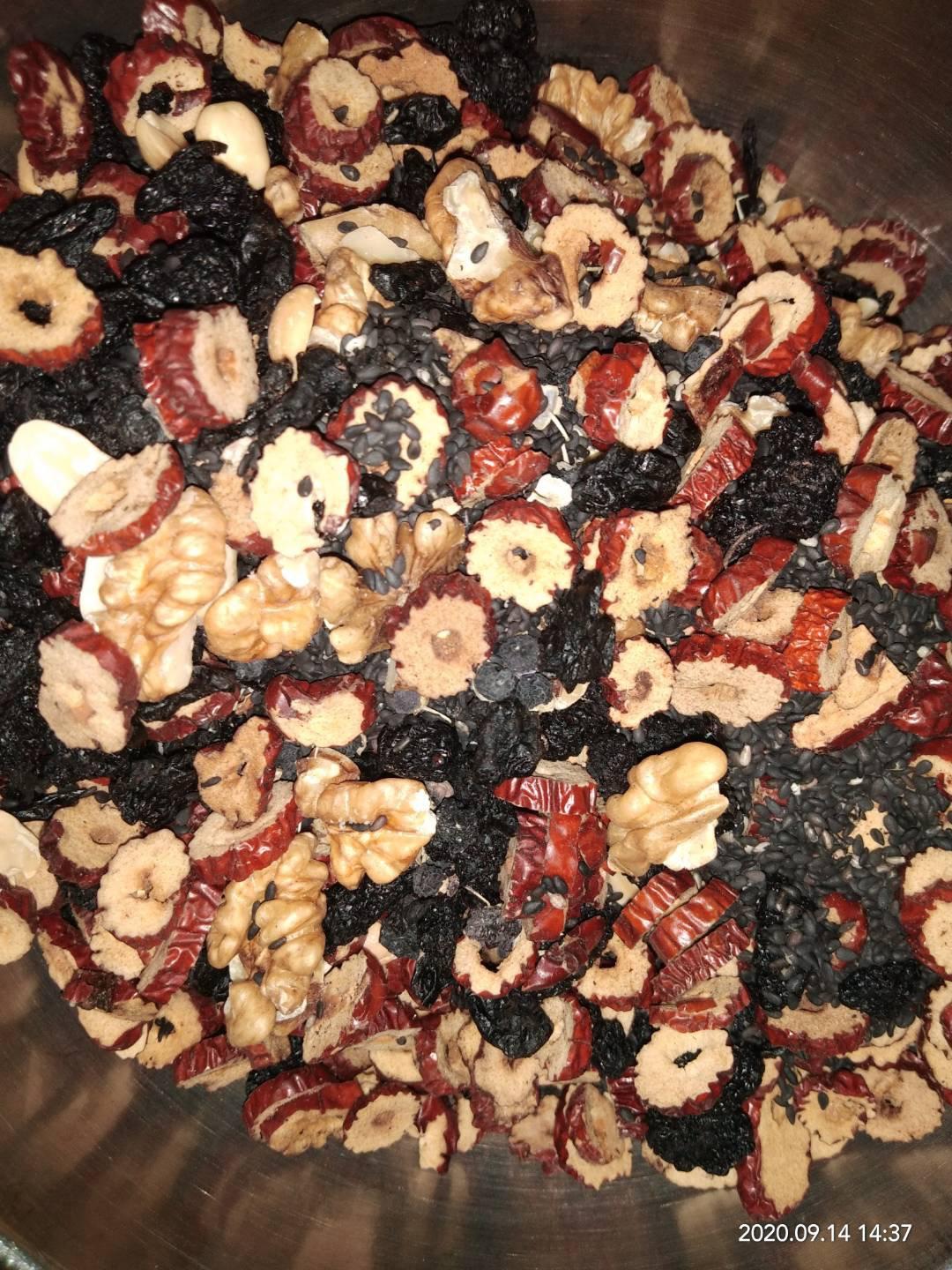 知足常乐5245做的黑芝麻核桃枸杞红枣糕养生少女