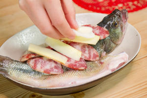 葱香腊肠蒸鲈鱼的做法 步骤6