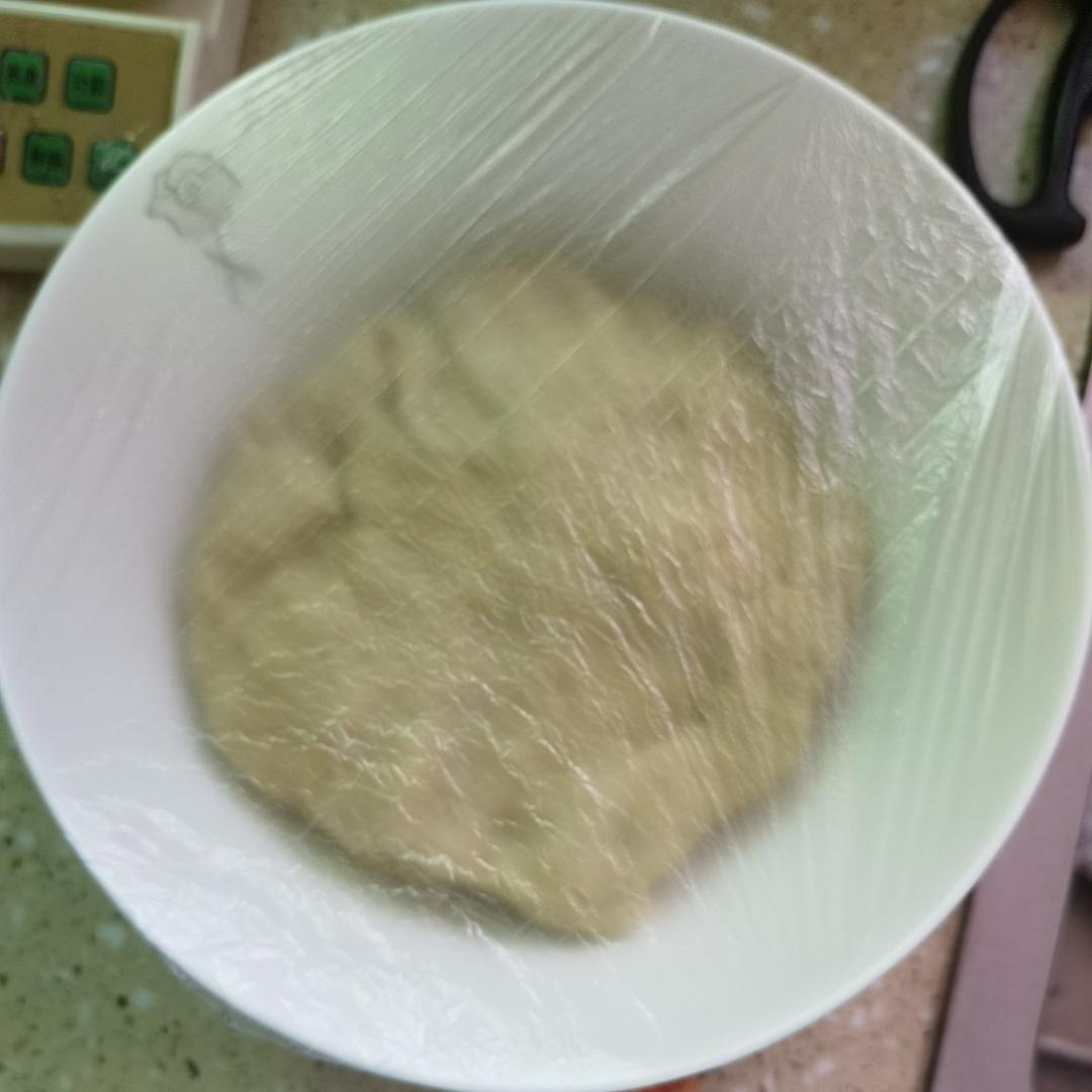 自制披萨饼皮（普通家用面粉版，无黄油可用玉米油代替）