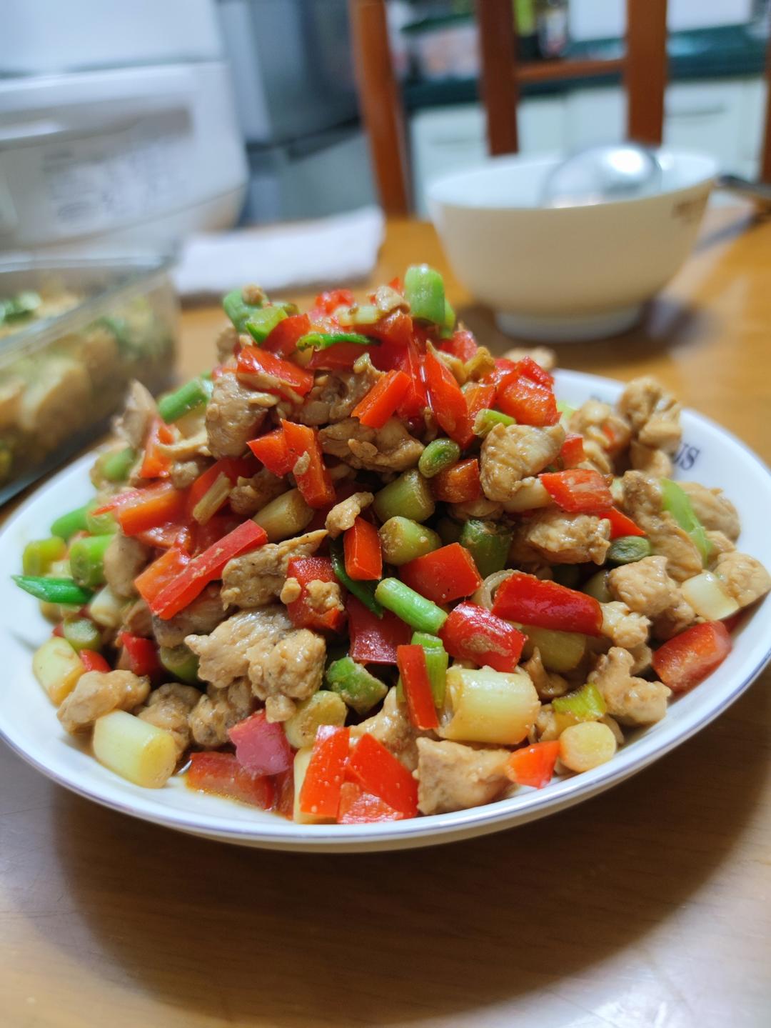 厨师长教你：“大葱爆鸡胸肉”的家常做法，好吃不柴，下饭一绝