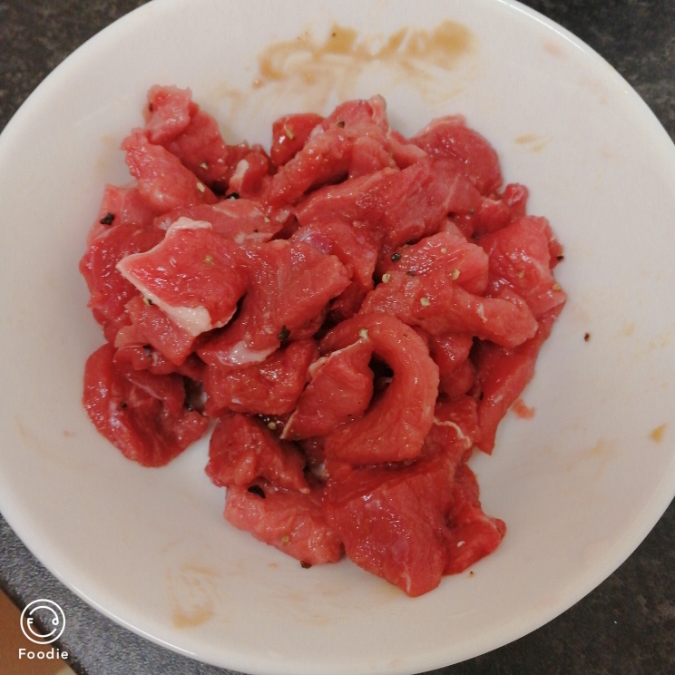 一人食 彩椒爆炒牛肉 清炒黄瓜片的做法 步骤1