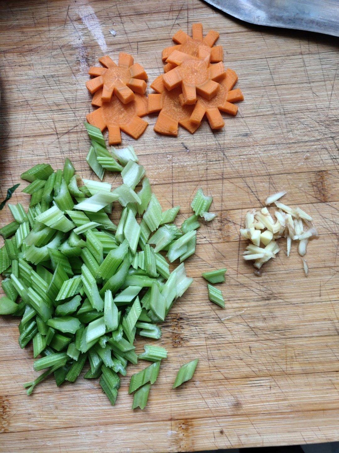 月子餐素菜食谱《西芹炒莲米》