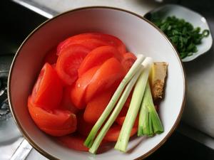 番茄杏鲍菇烧肉丸的做法 步骤2