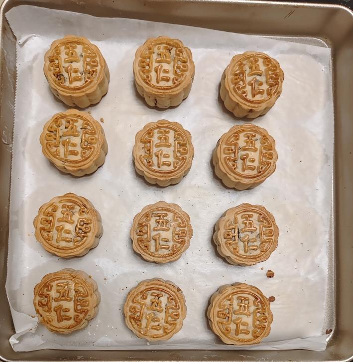 新派五仁月饼：黑芝麻蓉坚果月饼