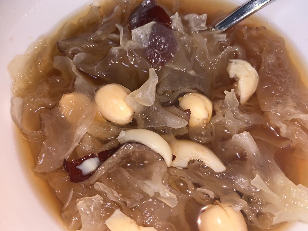 红枣百合莲子银耳羹——养颜润秋燥哦