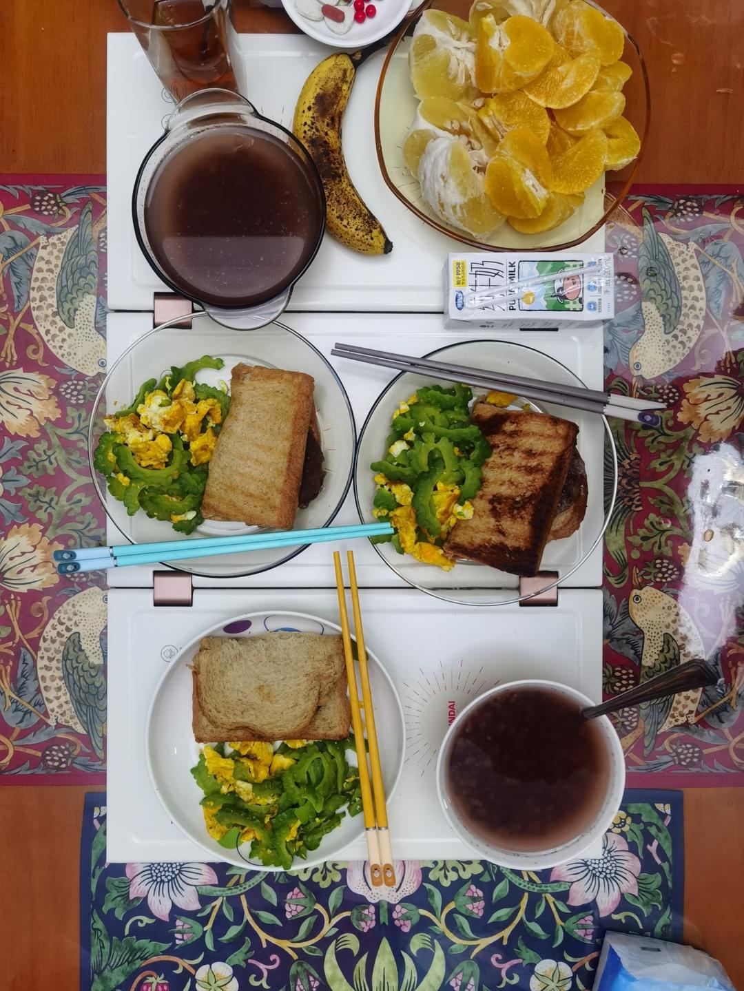 苦瓜炒鸡蛋+全麦面包+牛奶