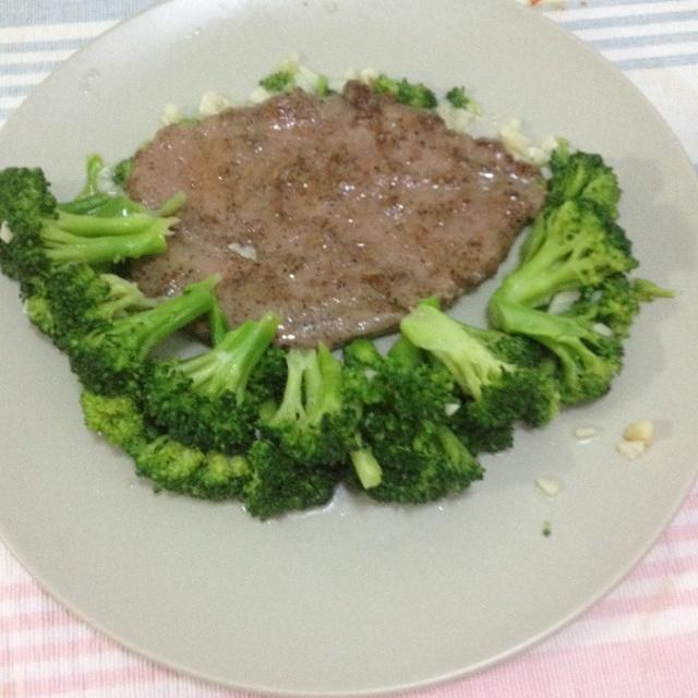 牛排西兰花的做法