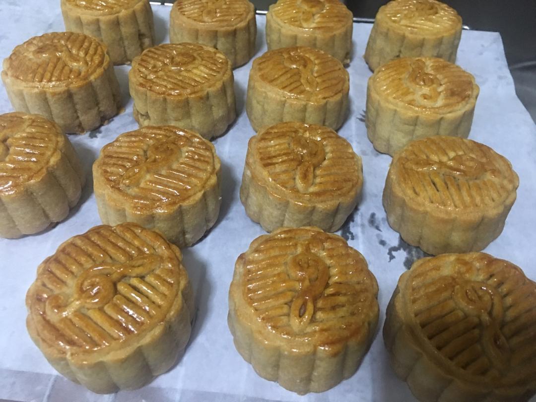 广式月饼—蛋黄莲蓉月饼