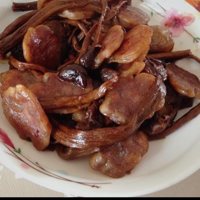 茶树菇炒香肠的做法