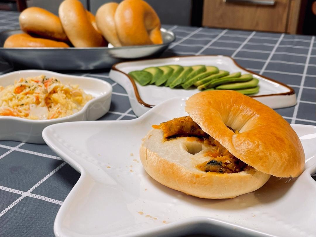 咸蛋黄肉松海苔贝果