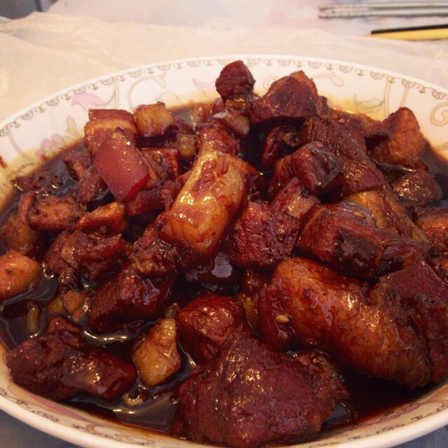 吃着碗里望着锅里的红烧肉