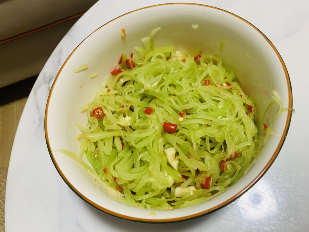 厨师长教你：夏日开胃小菜“凉拌莴笋丝”的家常做法，简单易学赶紧收藏吧