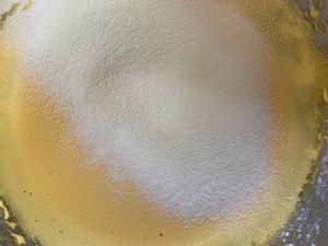 无糖蛋黄溶豆豆的做法 步骤4