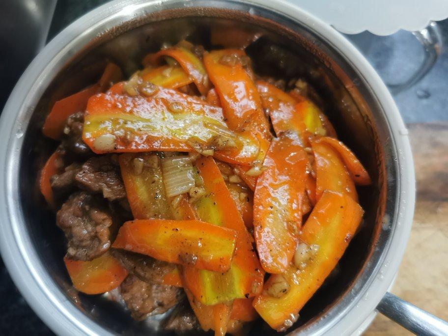 胡萝卜炒嫩牛肉