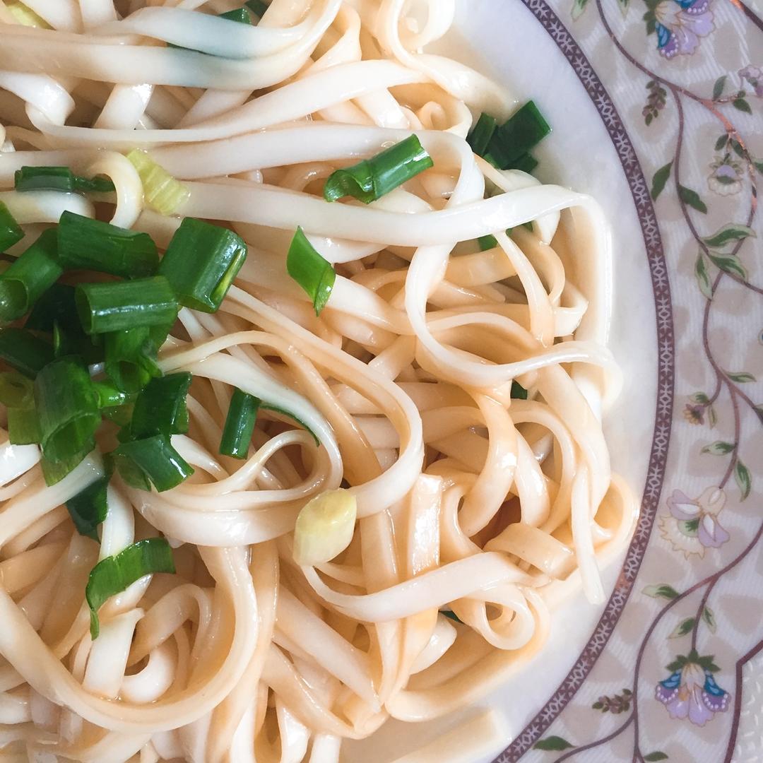 葱爆面—就是汪涵在天天向上里面做的那个啦