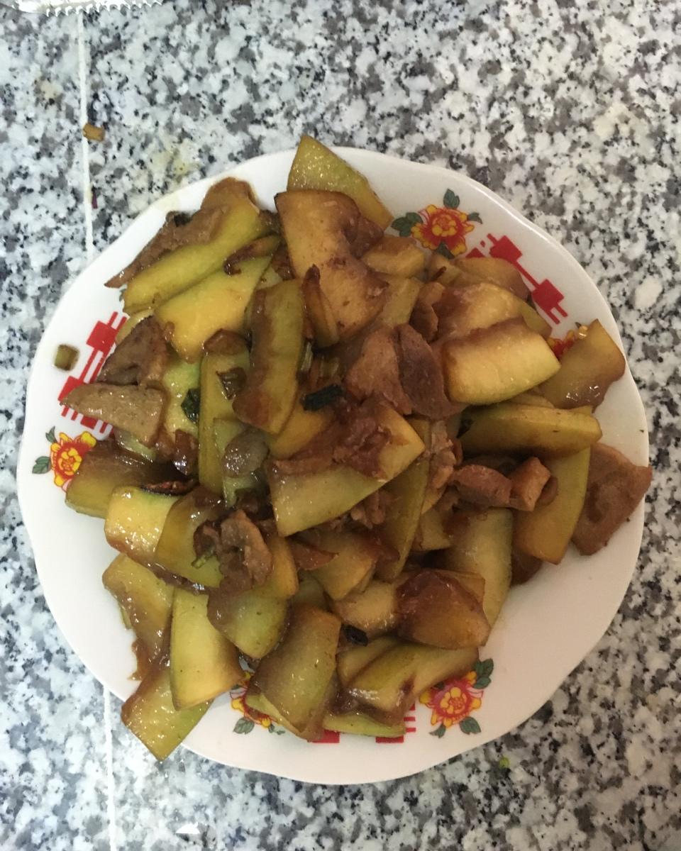 〈西葫芦炒肉〉，家庭菜。欣小厨 😉