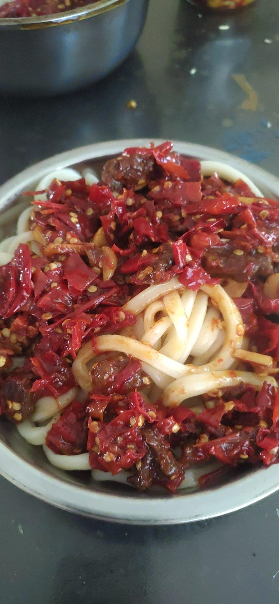 宾宾有梨做的辣皮子肉拌面