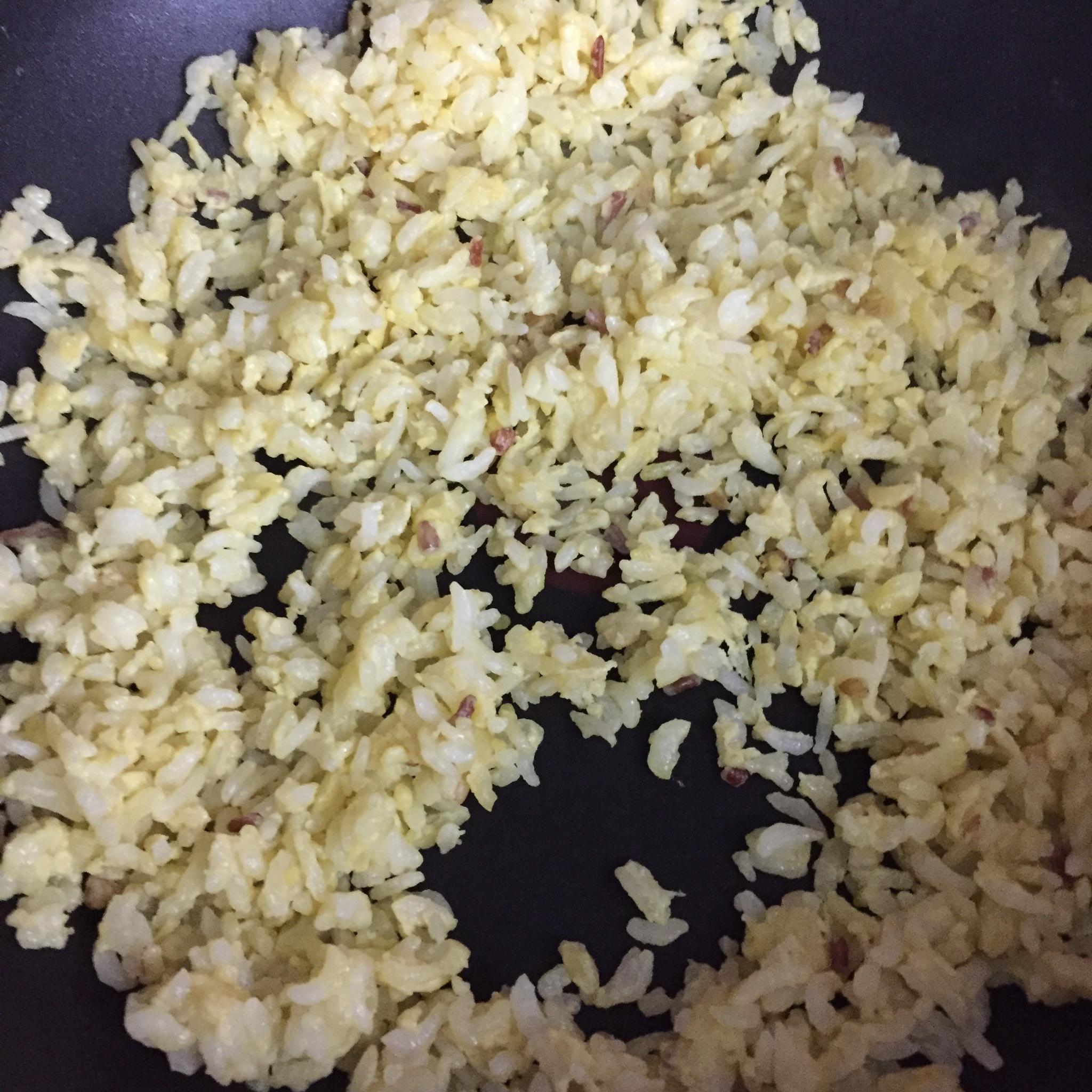 保证粒粒分开的泡蛋法懒人蛋炒饭的做法 步骤3