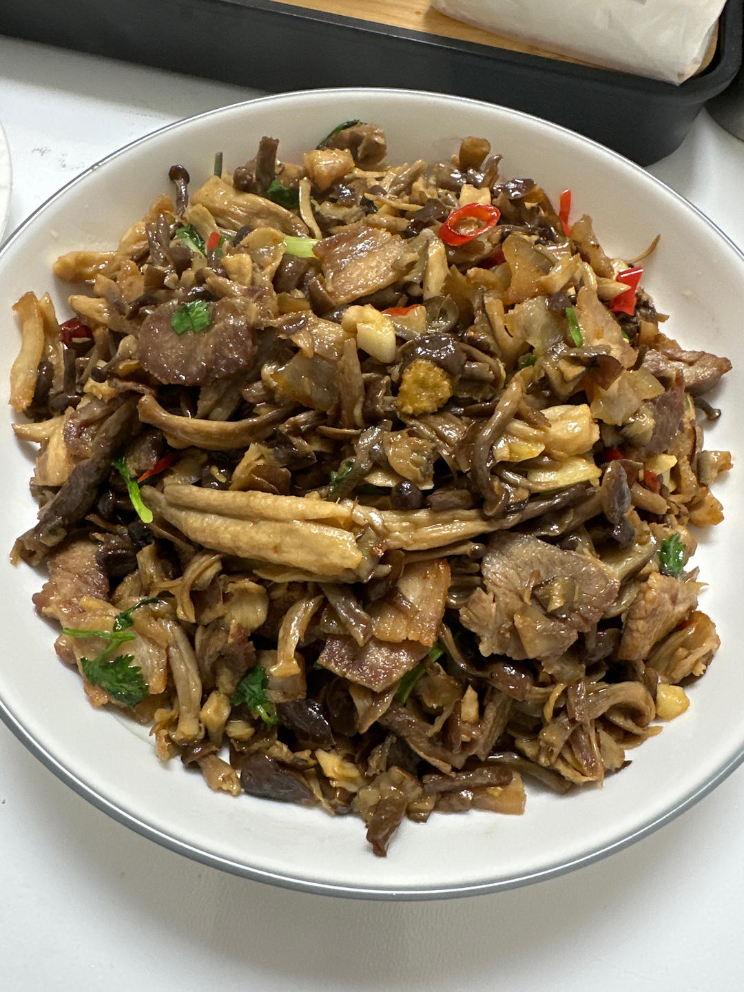 好做又好吃的家常五花肉炒鹿茸菇