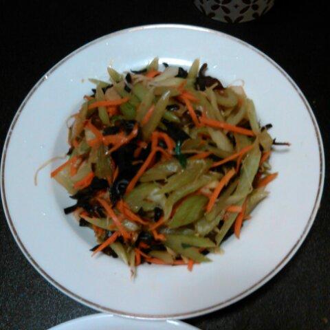 胡萝卜木耳炒芹菜