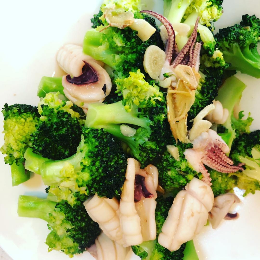 住在19楼的大鹿做的西兰花炒鱿鱼