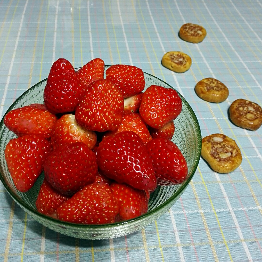 今冬第一颗草莓