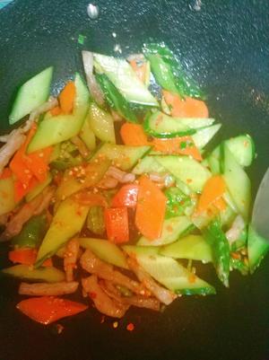 黄瓜胡萝卜炒瘦肉的做法 步骤9