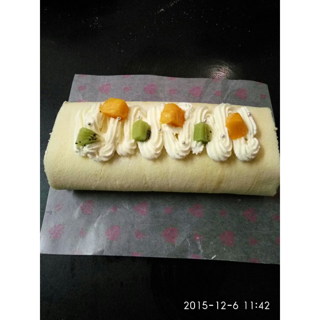 奶油水果装饰蛋糕卷