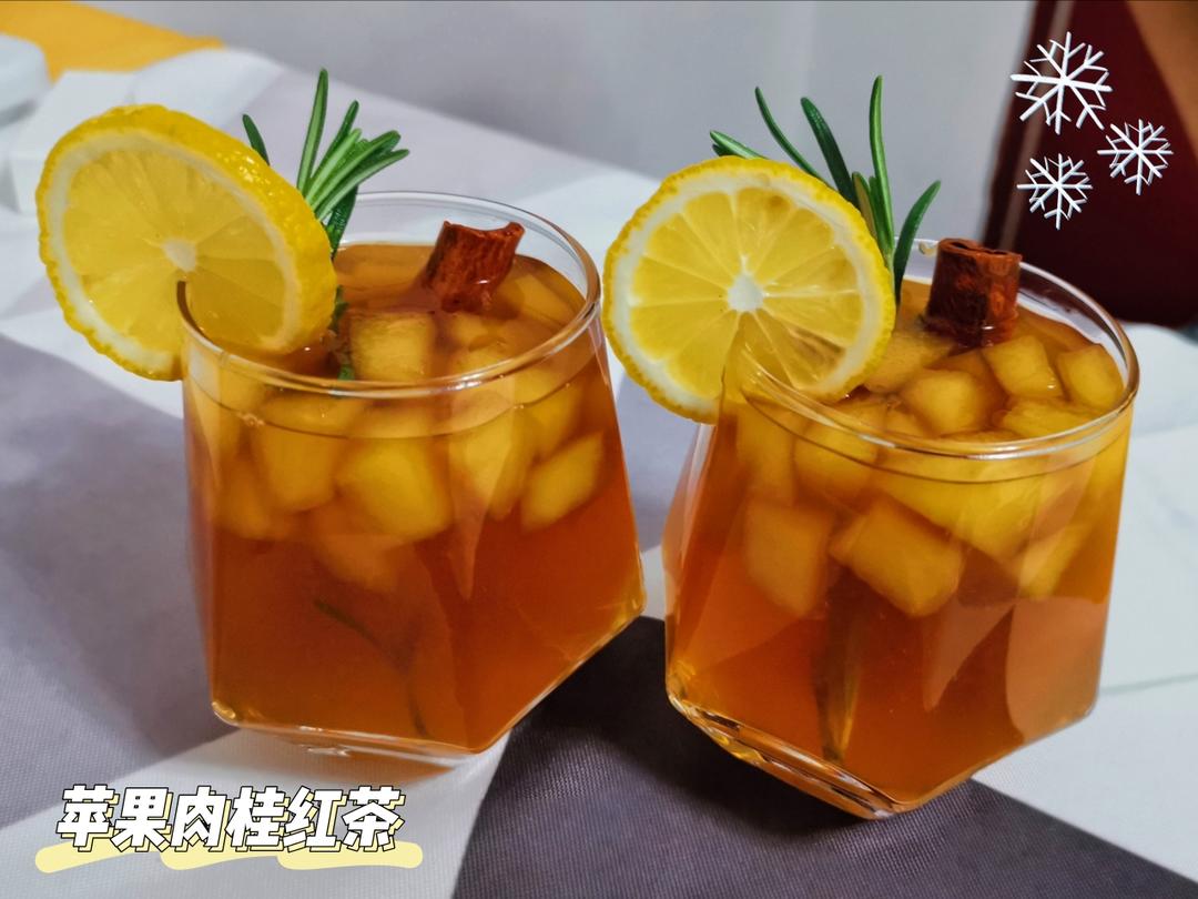 她来了！她端着热气腾腾的肉桂苹果茶走来了！