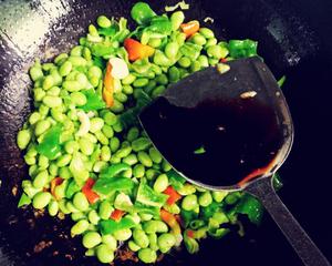 小希麻麻-快手菜毛豆米炒辣椒的做法 步骤6