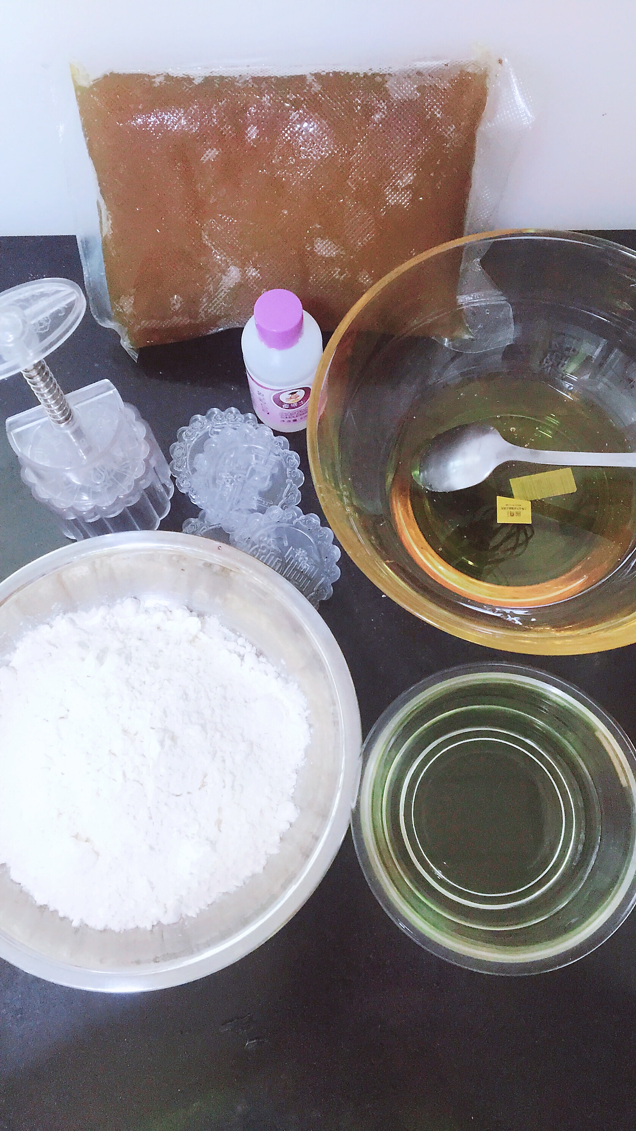 广式莲蓉（豆沙）蛋黄月饼的做法 步骤1