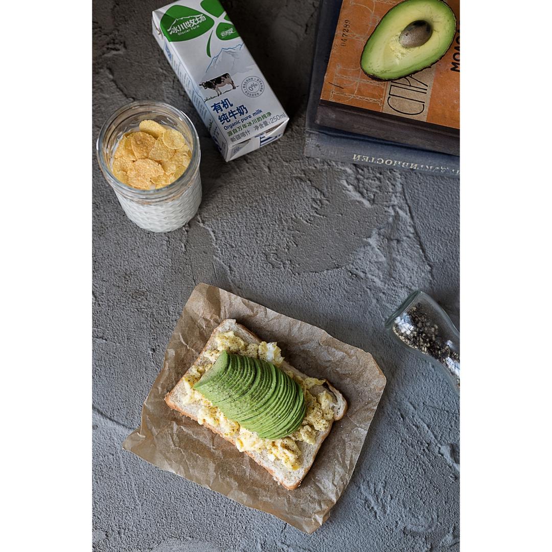 鳄梨美式蛋多士