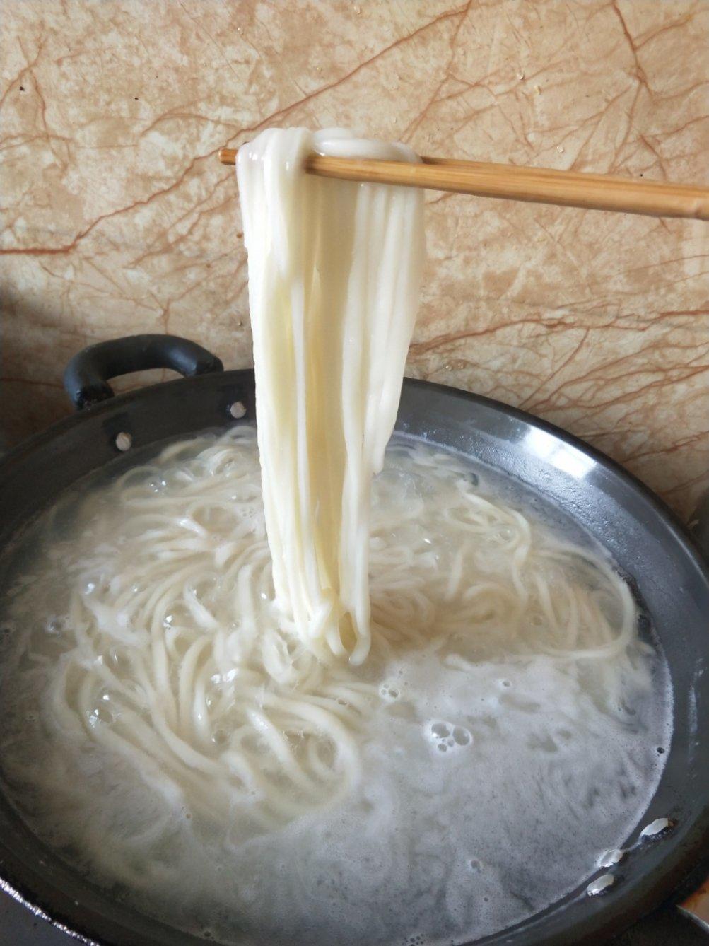 一夫食堂《一碗素面》（自制乌冬面 辣椒油 酱油汁儿 香菇酱 芝麻糊）