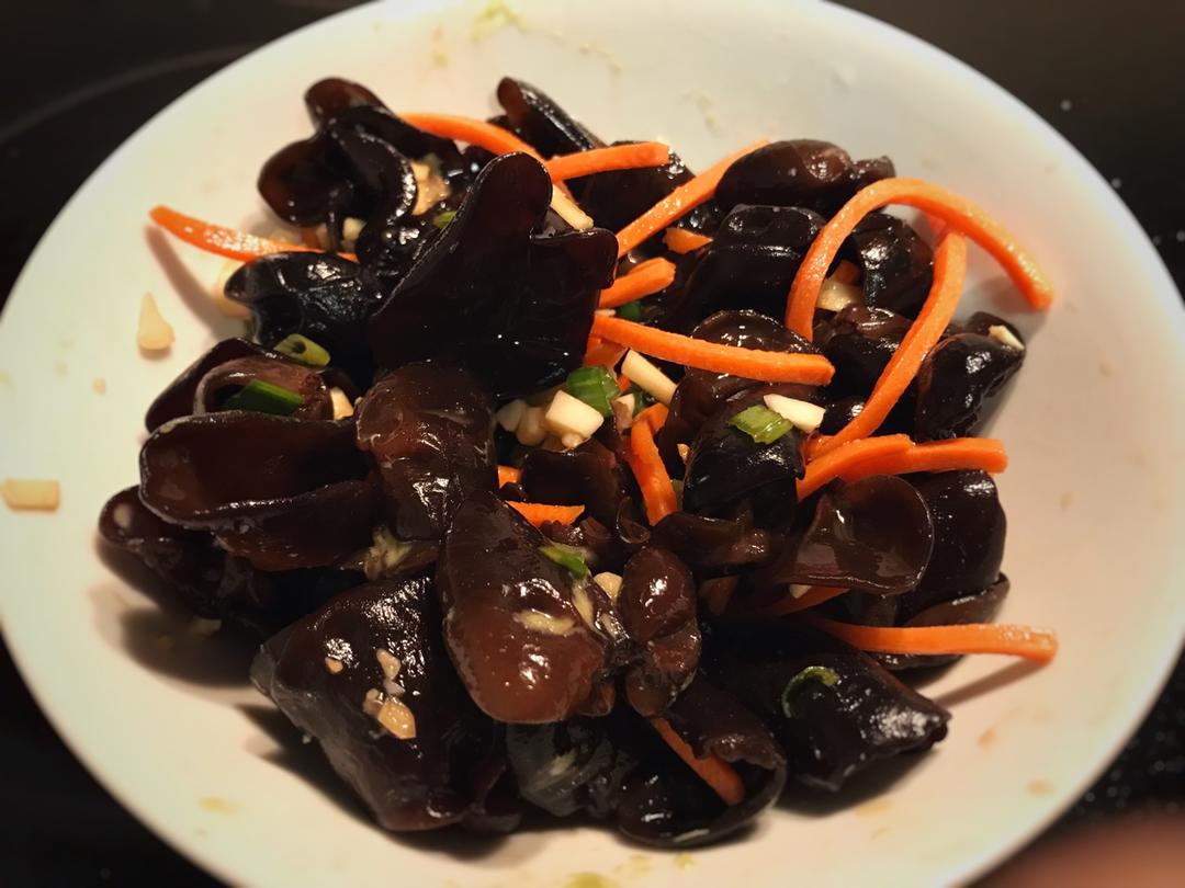 小厨薇小拉本人做的清爽下酒菜——凉拌木耳(芥末口味)